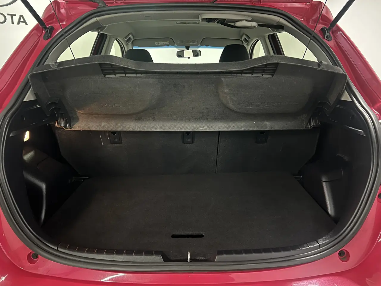 2018 TOYOTA YARIS Gallery Image 12