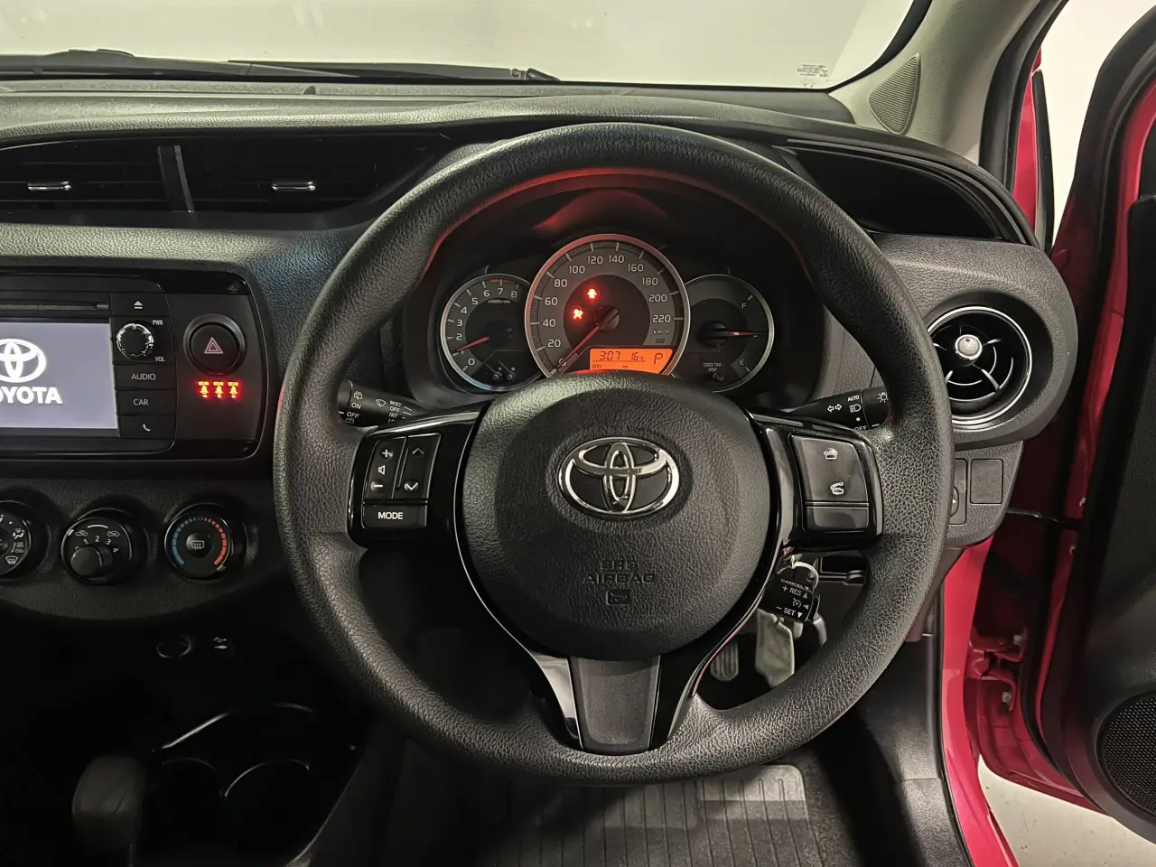 2018 TOYOTA YARIS Gallery Image 16