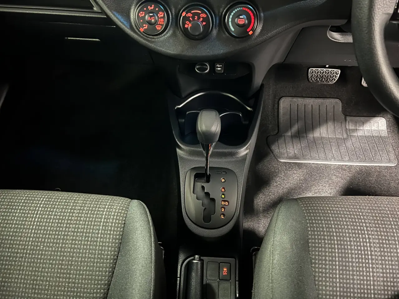 2018 TOYOTA YARIS Gallery Image 19