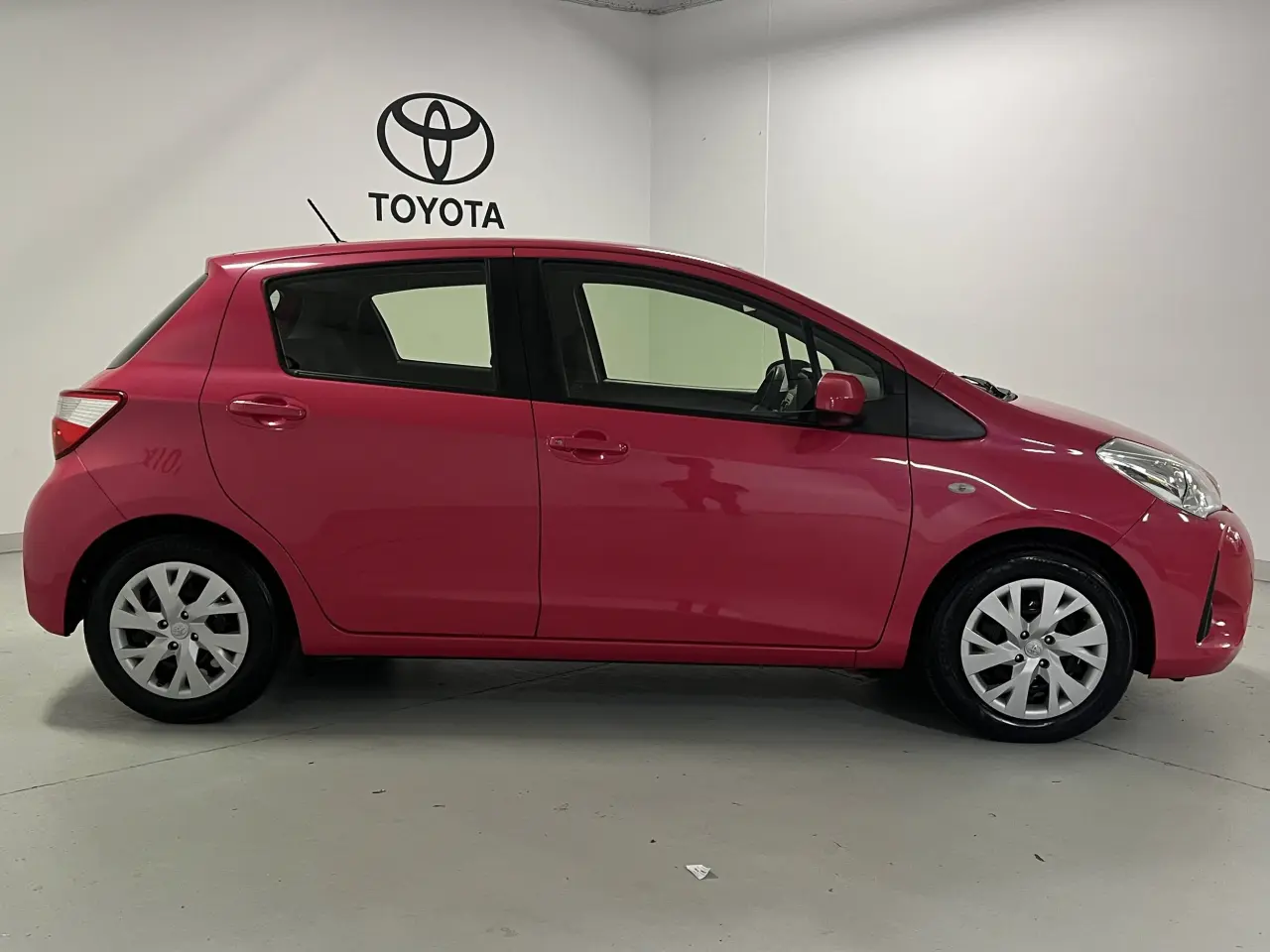 2018 TOYOTA YARIS Gallery Image 4