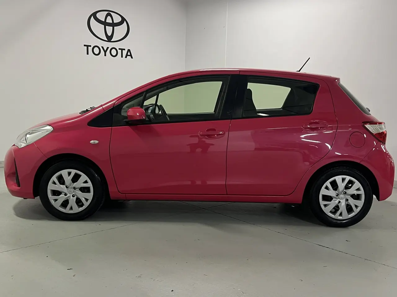 2018 TOYOTA YARIS Gallery Image 9