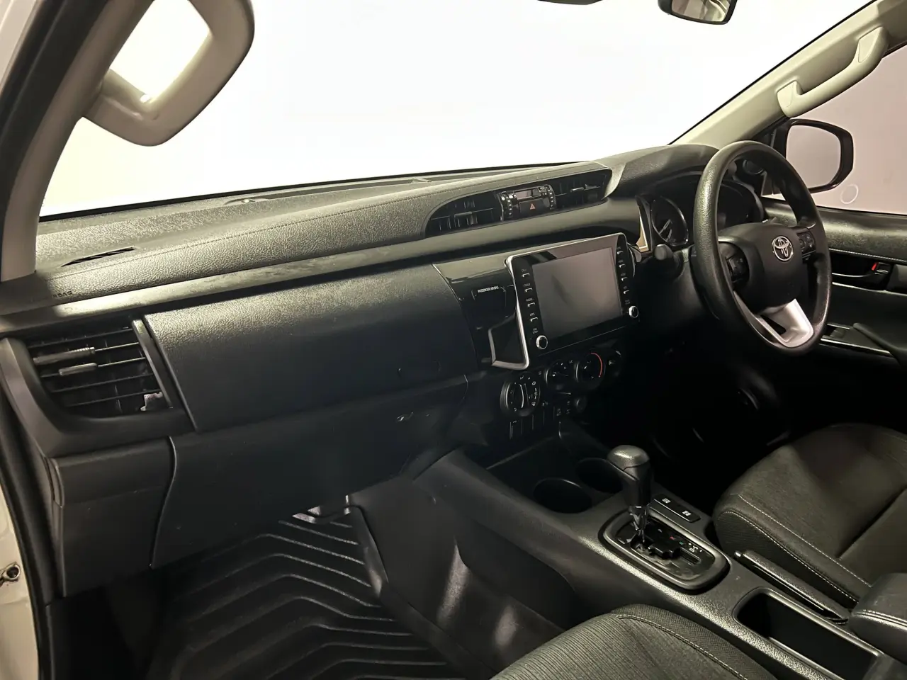2021 TOYOTA HILUX Gallery Image 15