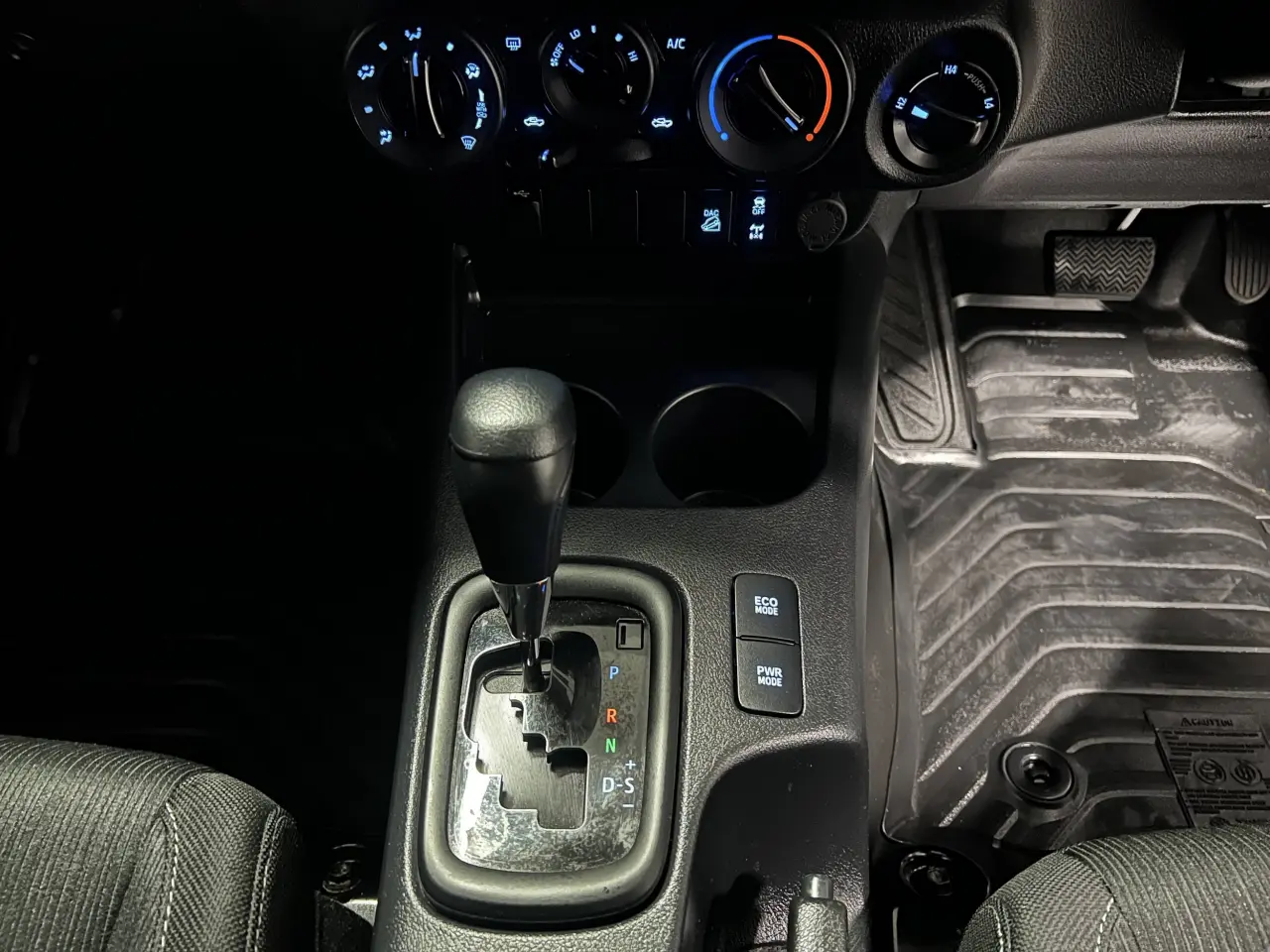 2021 TOYOTA HILUX Gallery Image 20