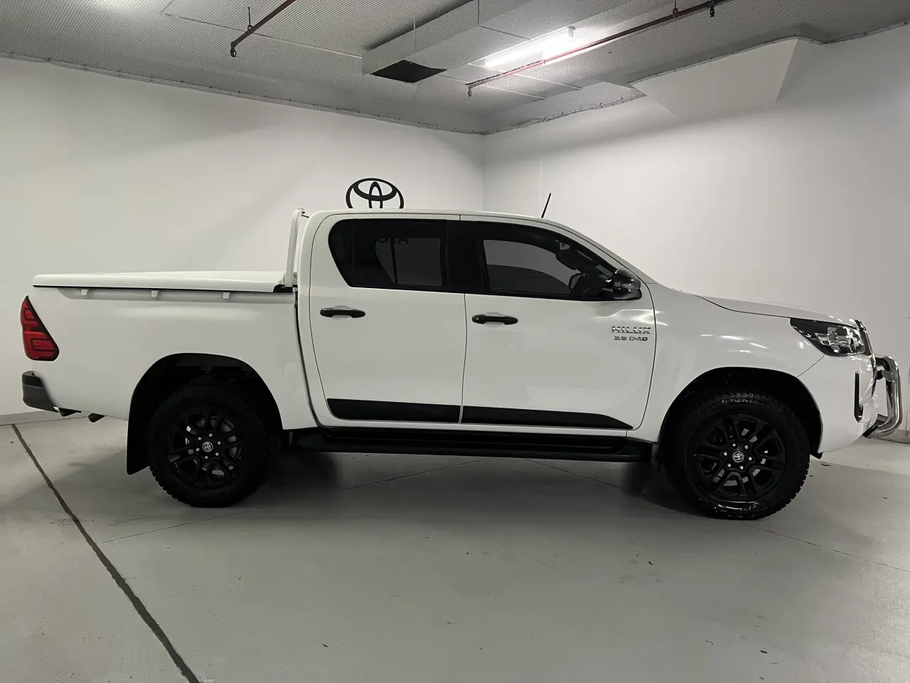 2021 TOYOTA HILUX Gallery Image 4