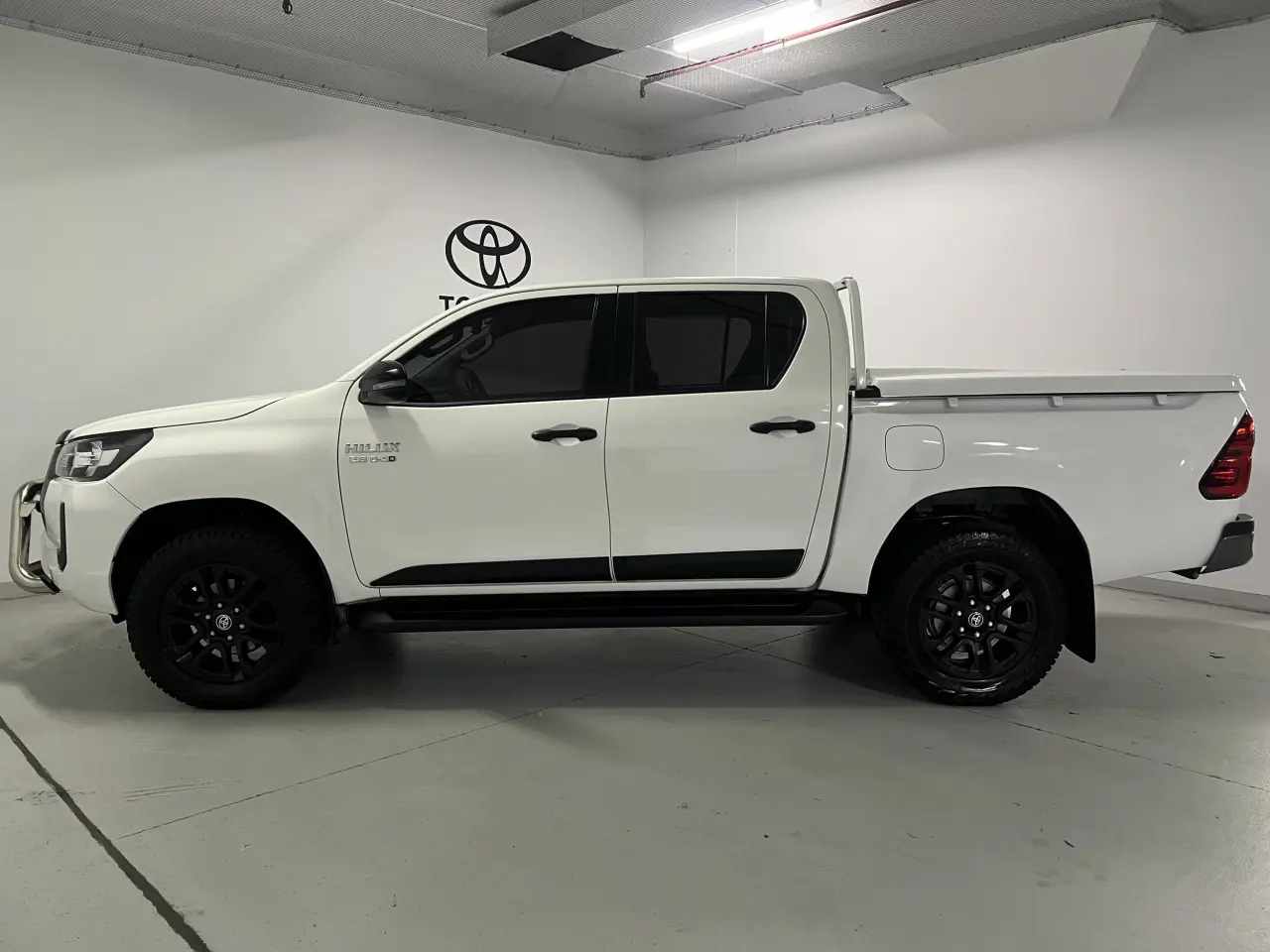 2021 TOYOTA HILUX Gallery Image 9