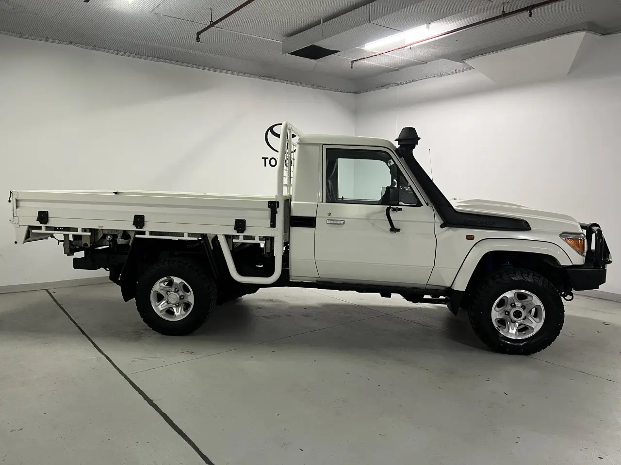 2019 TOYOTA LC MILITARY Gallery Image 4