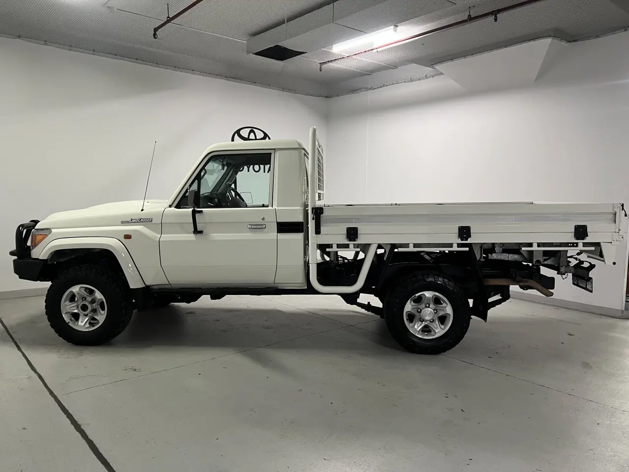 2019 TOYOTA LC MILITARY Gallery Image 9
