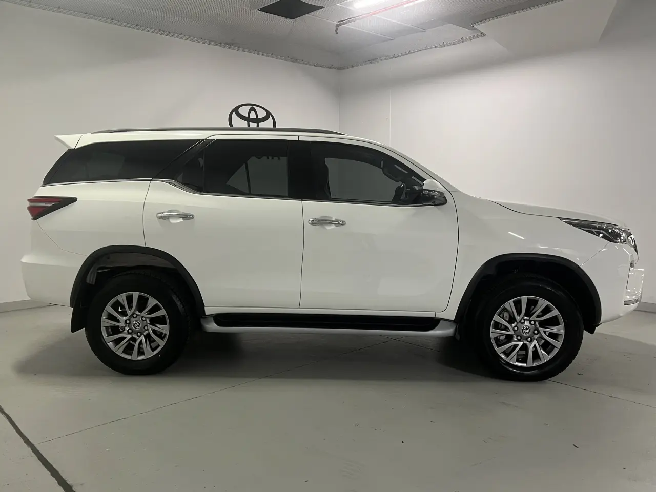 2025 TOYOTA FORTUNER Gallery Image 4