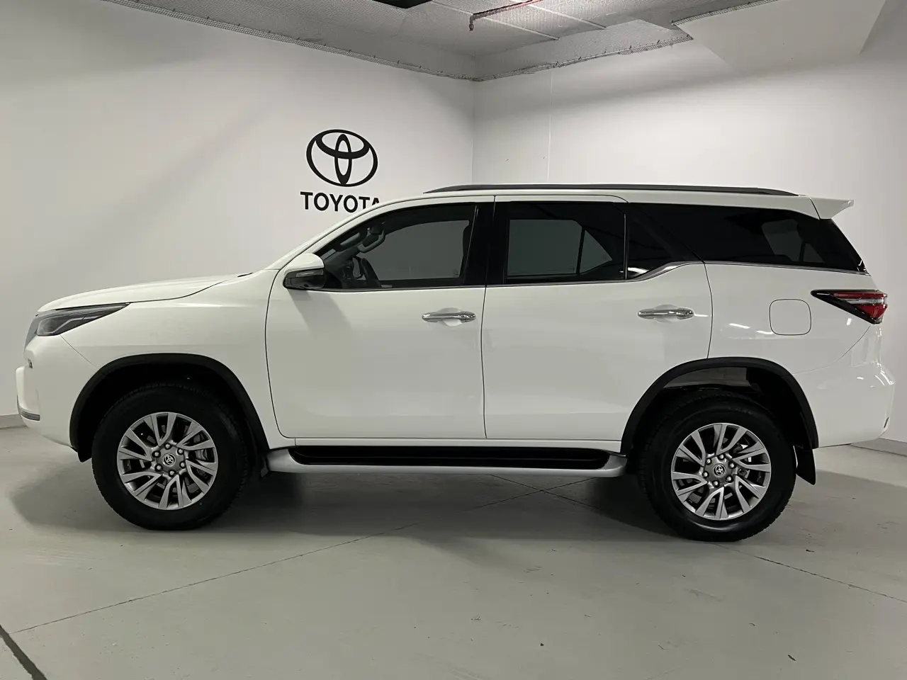 2025 TOYOTA FORTUNER Gallery Image 9