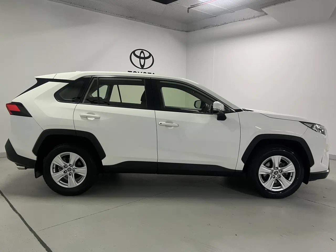 2019 TOYOTA RAV4 Gallery Image 4