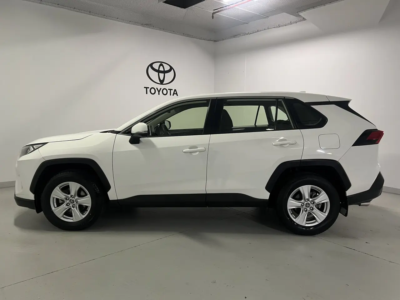 2019 TOYOTA RAV4 Gallery Image 9