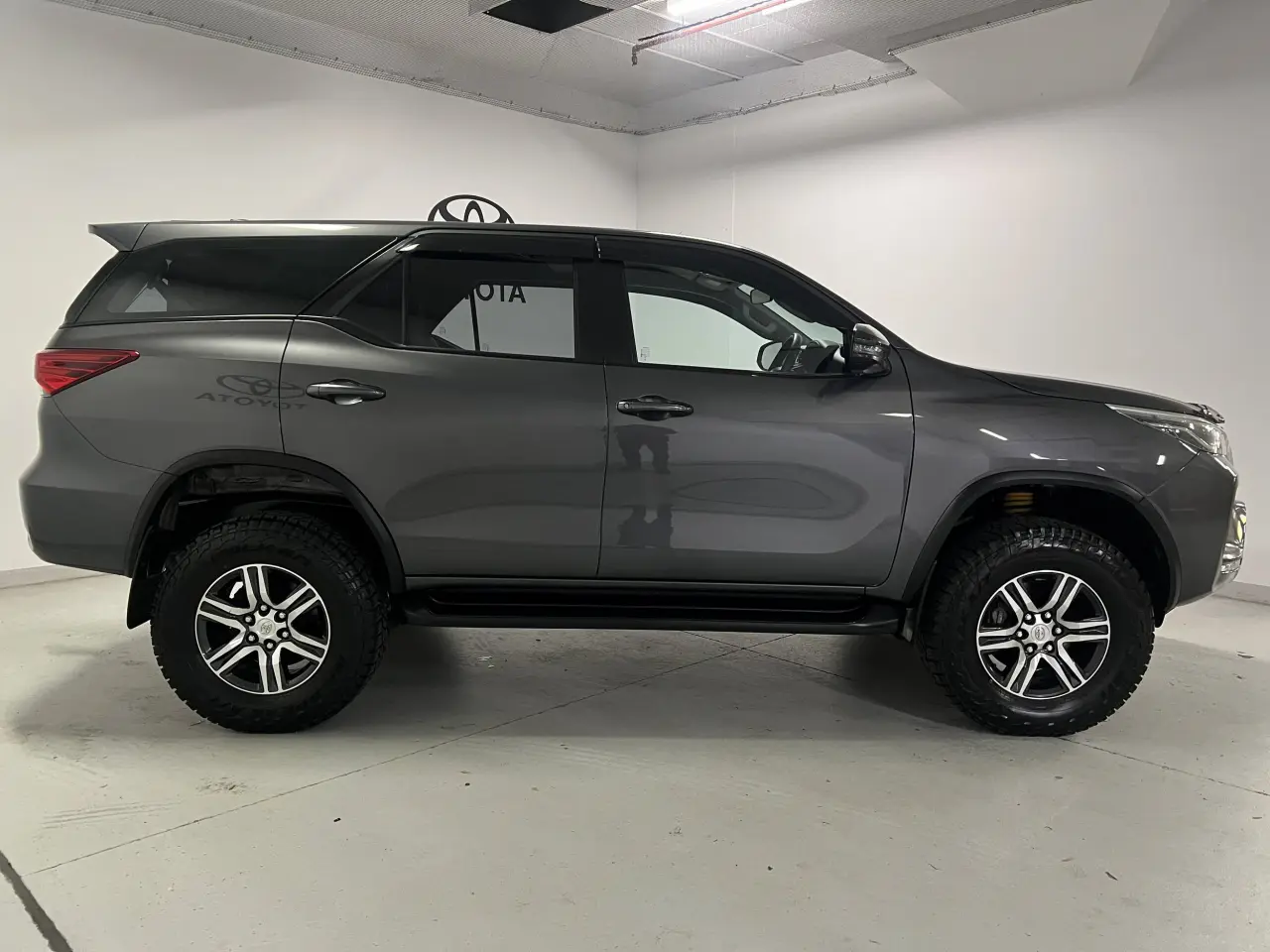2021 TOYOTA FORTUNER Gallery Image 4