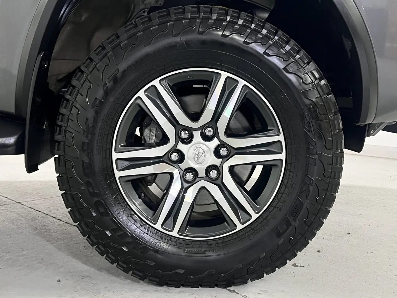 2021 TOYOTA FORTUNER Gallery Image 5