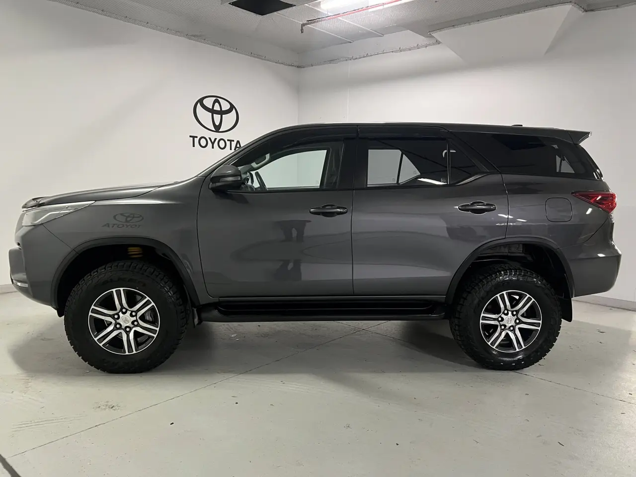 2021 TOYOTA FORTUNER Gallery Image 9