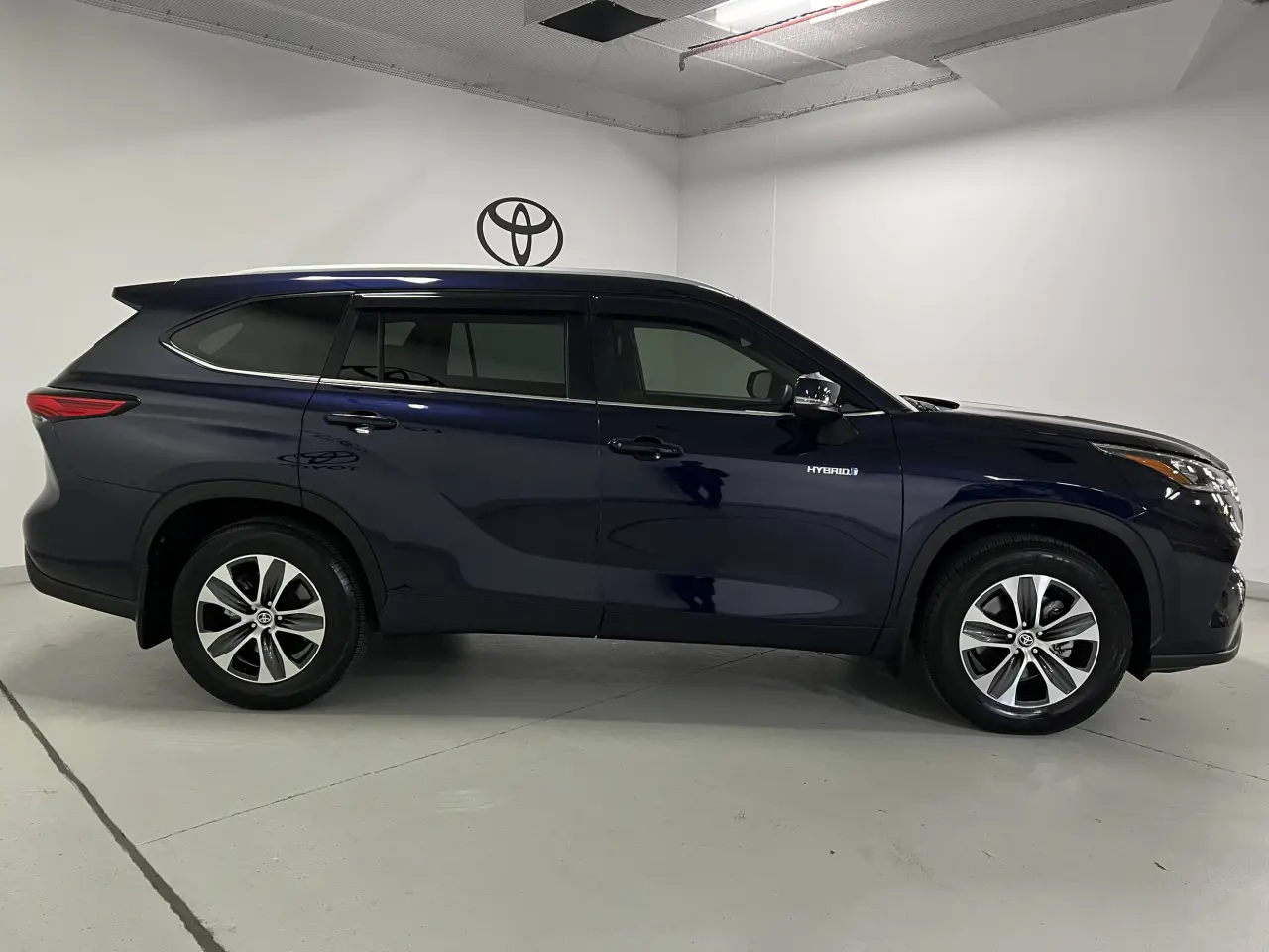 2023 TOYOTA KLUGER HYBRID Gallery Image 4