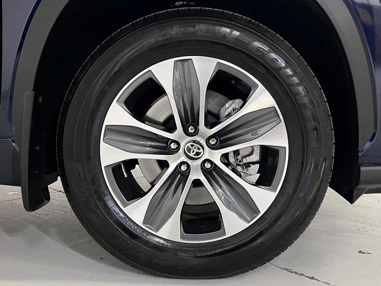 2023 TOYOTA KLUGER HYBRID Gallery Image 5