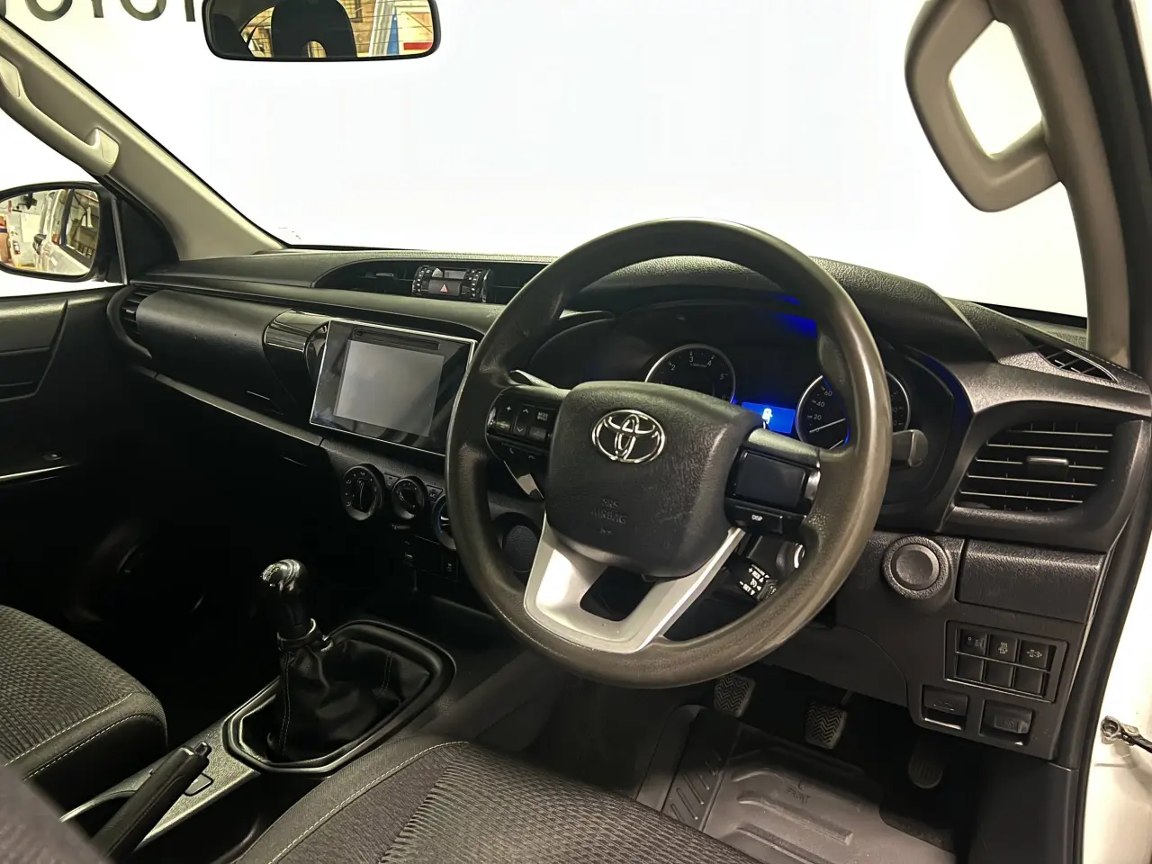 2016 TOYOTA HILUX Gallery Image 10