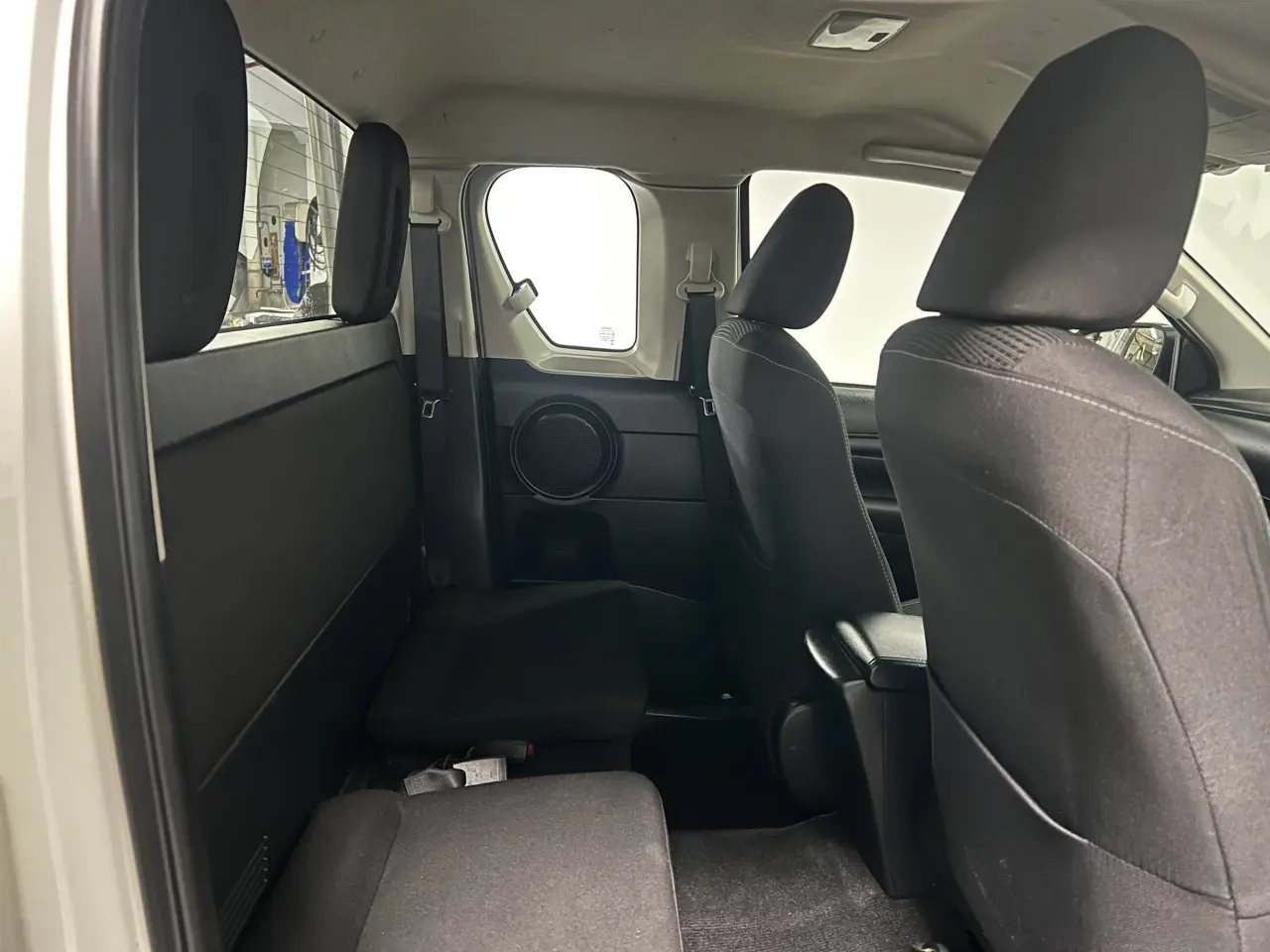 2016 TOYOTA HILUX Gallery Image 11