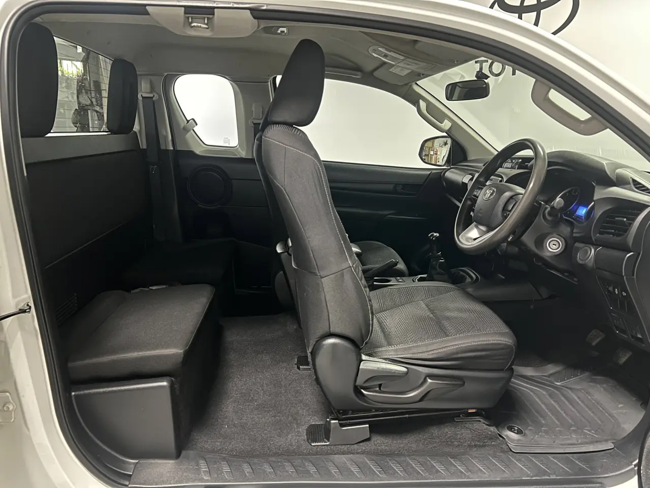 2016 TOYOTA HILUX Gallery Image 12