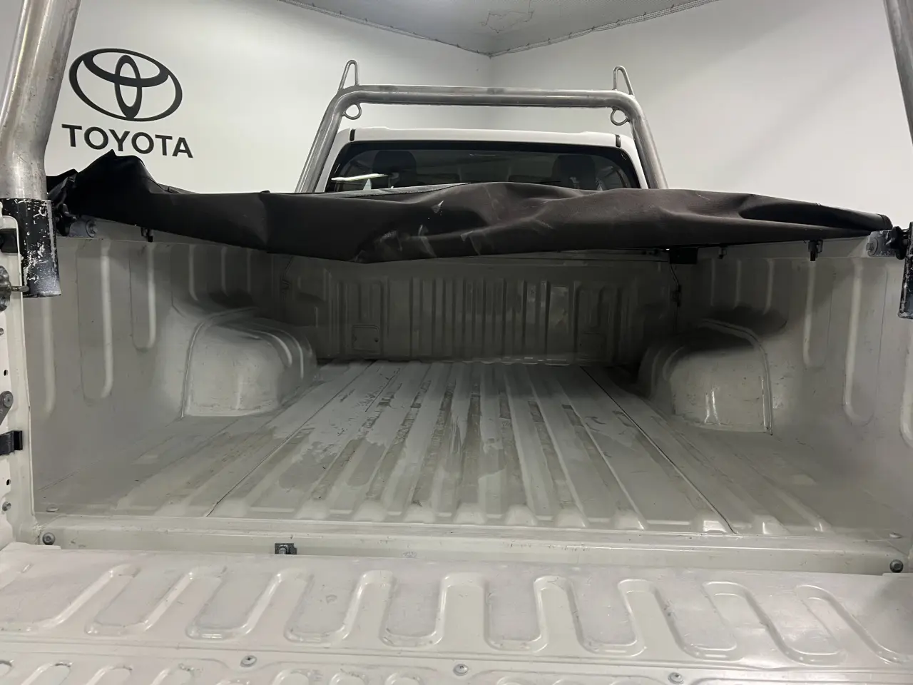 2016 TOYOTA HILUX Gallery Image 13