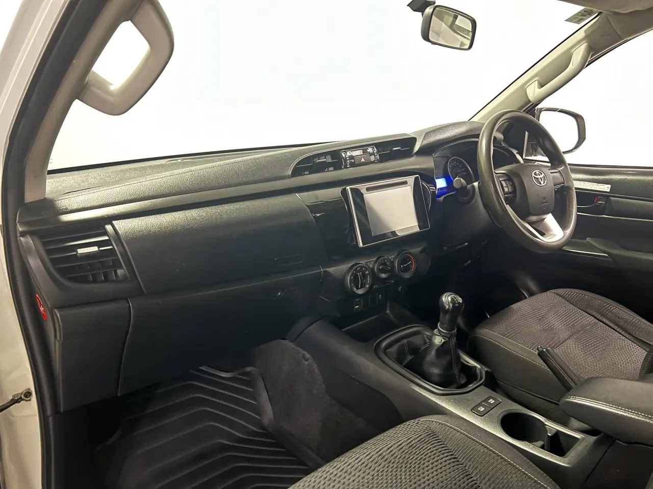 2016 TOYOTA HILUX Gallery Image 16
