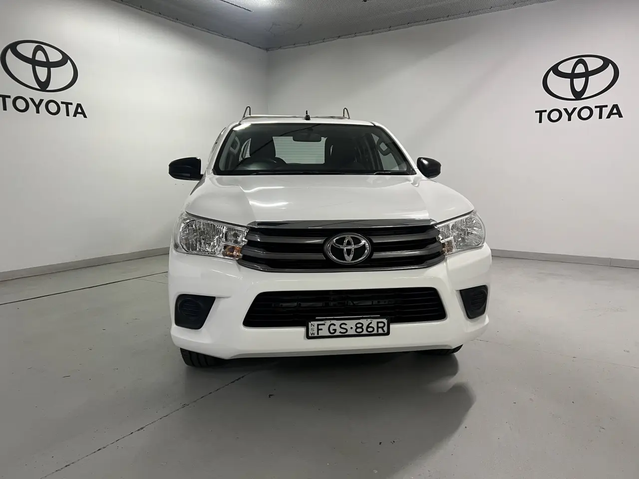 2016 TOYOTA HILUX Gallery Image 2