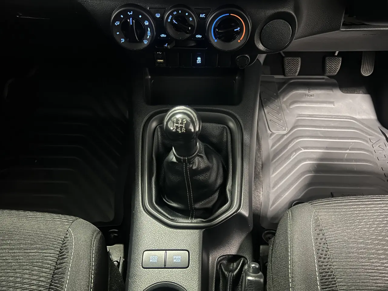 2016 TOYOTA HILUX Gallery Image 21