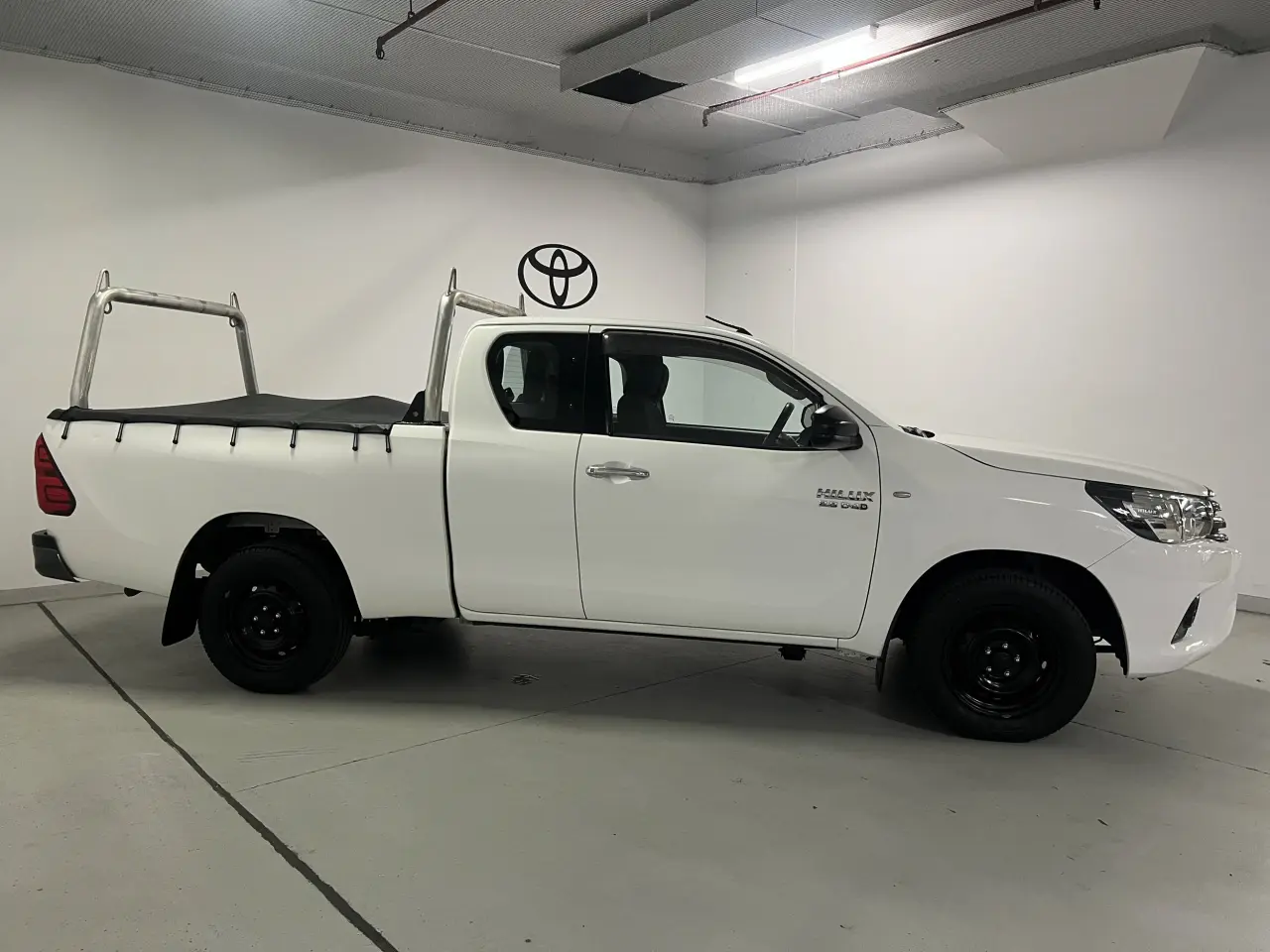 2016 TOYOTA HILUX Gallery Image 4