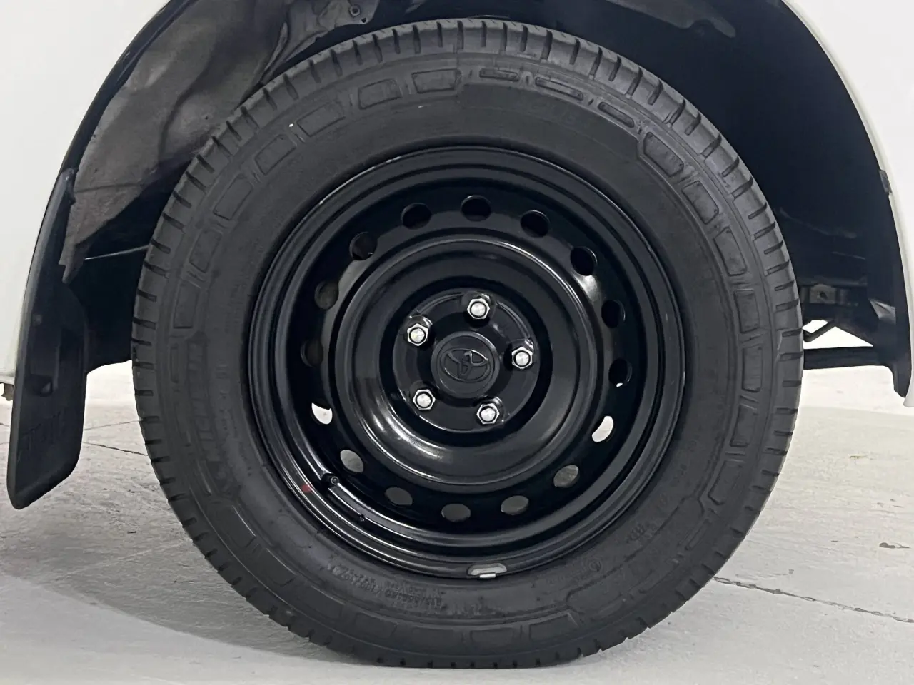 2016 TOYOTA HILUX Gallery Image 5