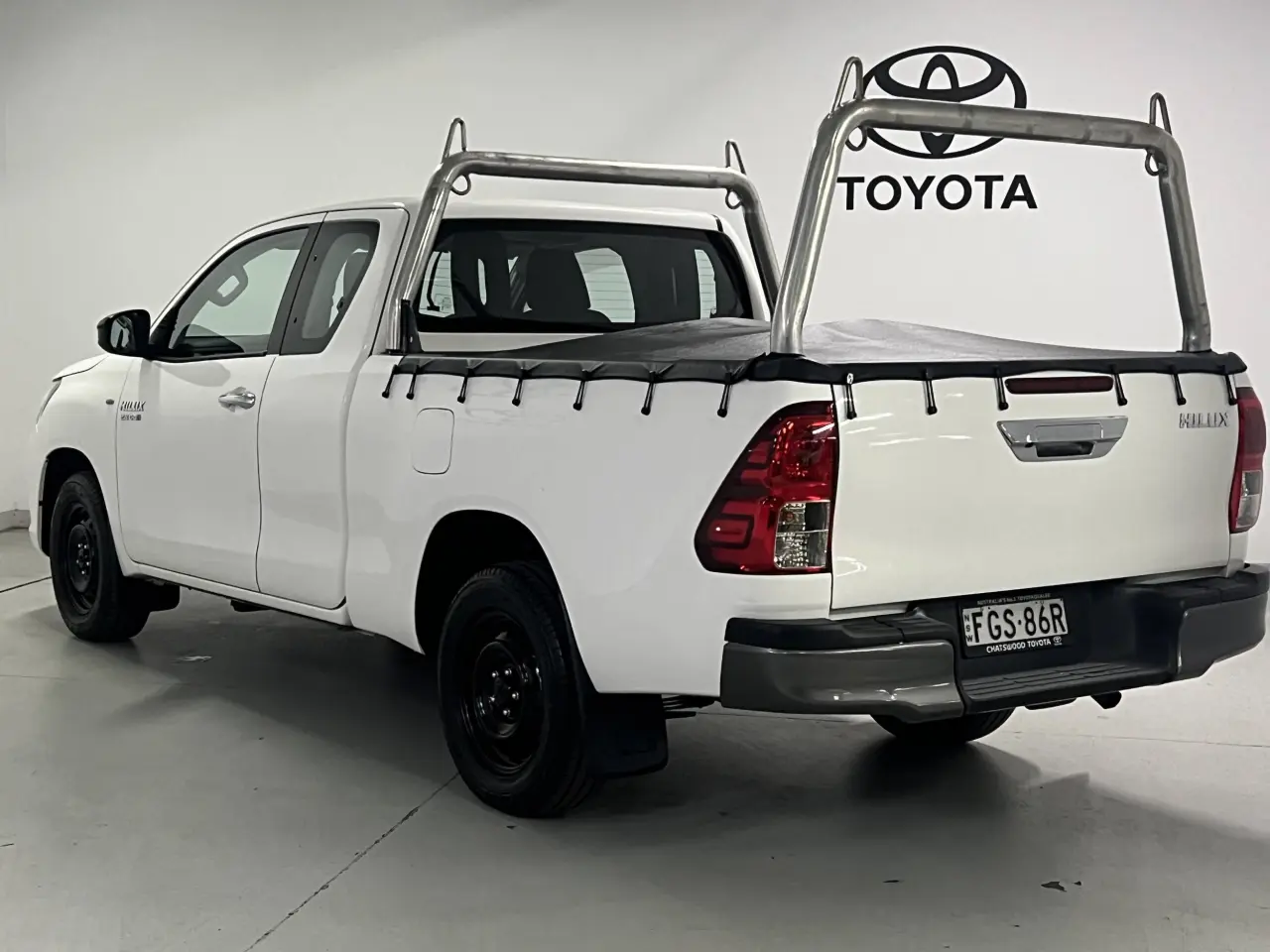 2016 TOYOTA HILUX Gallery Image 8