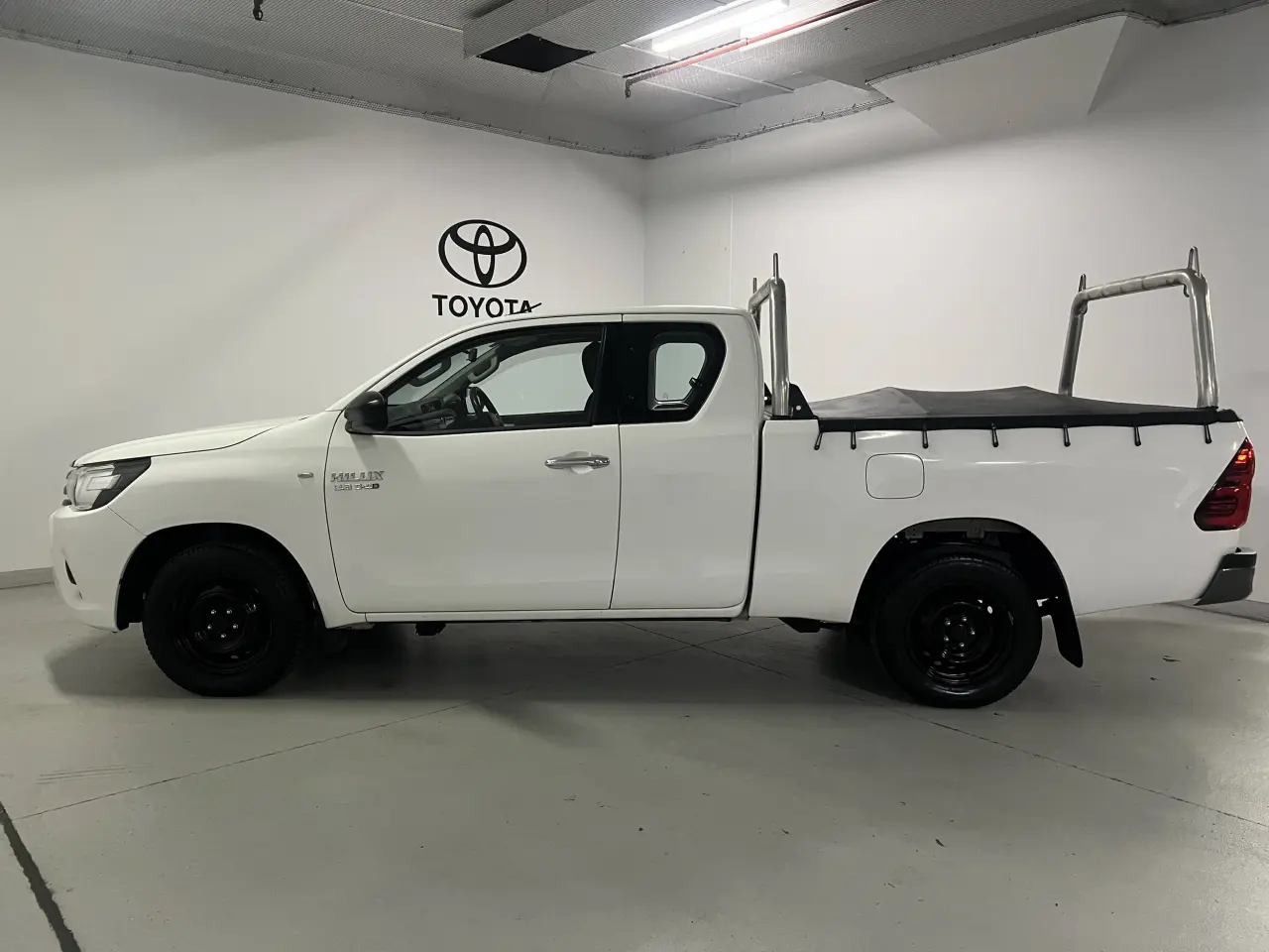 2016 TOYOTA HILUX Gallery Image 9
