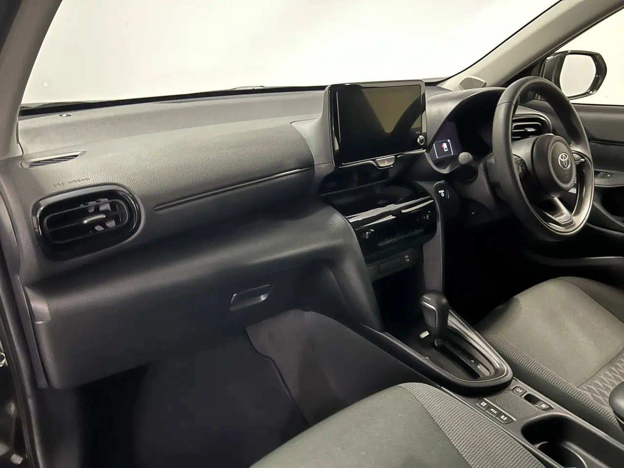 2024 TOYOTA YARIS CROSS HYBRID Gallery Image 14