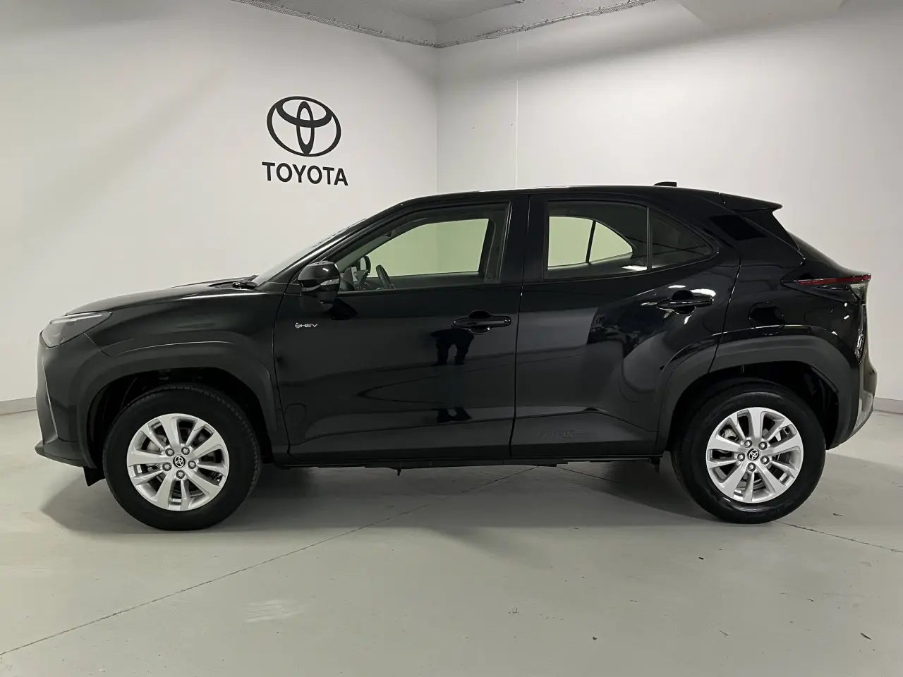 2024 TOYOTA YARIS CROSS HYBRID Gallery Image 9