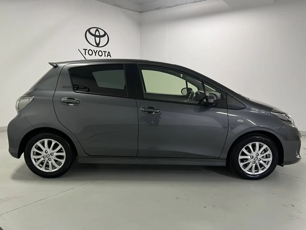 2015 TOYOTA YARIS Gallery Image 4