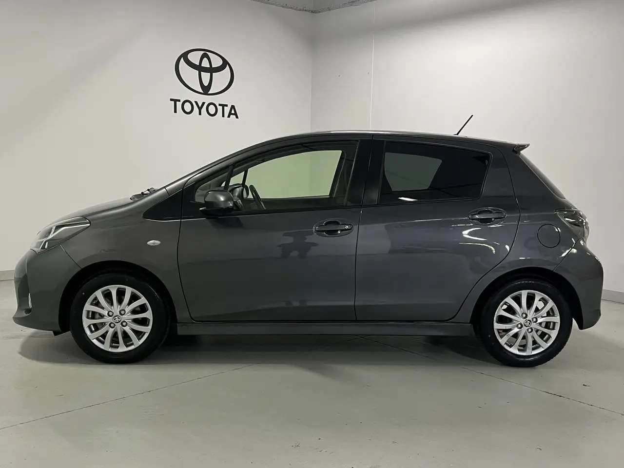 2015 TOYOTA YARIS Gallery Image 9