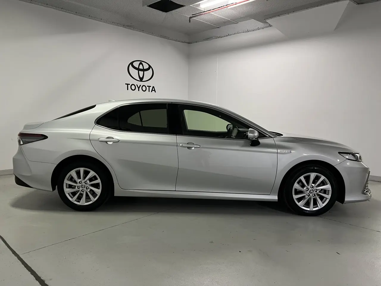 2023 TOYOTA CAMRY HYBRID Gallery Image 4