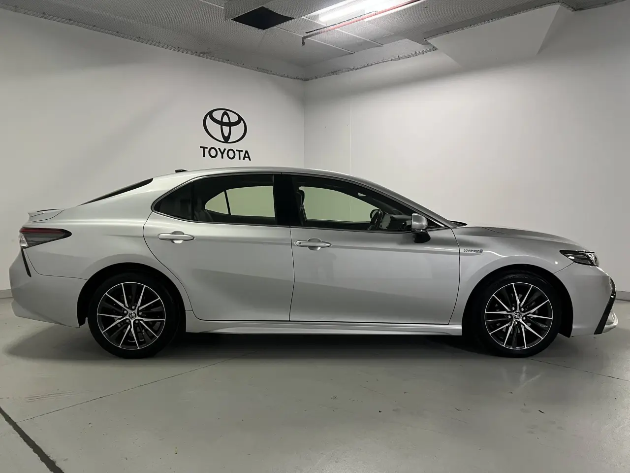 2022 TOYOTA CAMRY HYBRID Gallery Image 4