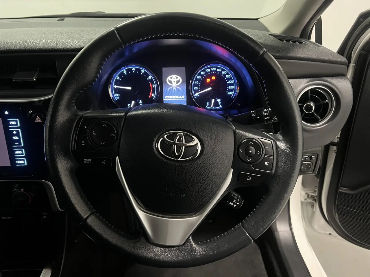 2019 TOYOTA COROLLA Gallery Image 16
