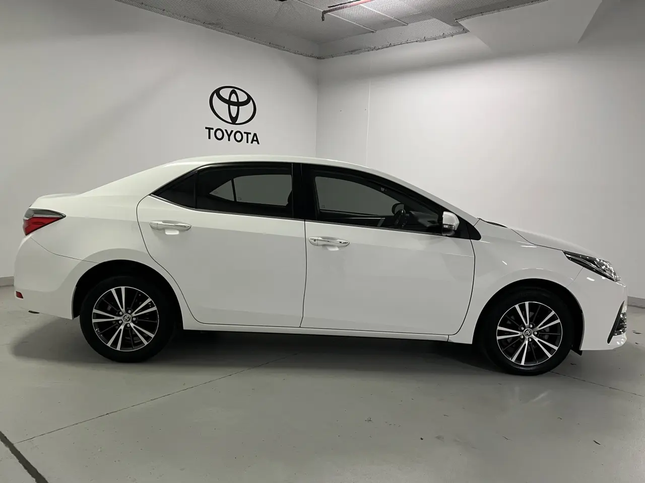2019 TOYOTA COROLLA Gallery Image 4