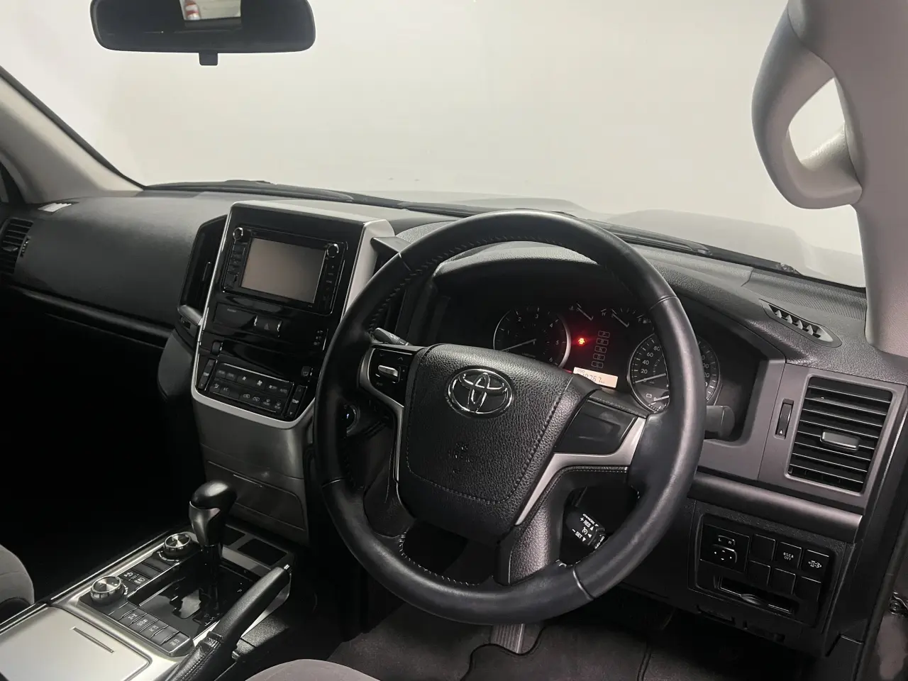 2018 TOYOTA LANDCRUISER Gallery Image 10