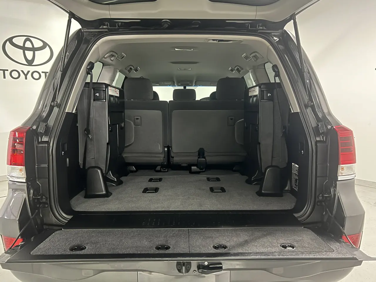 2018 TOYOTA LANDCRUISER Gallery Image 12