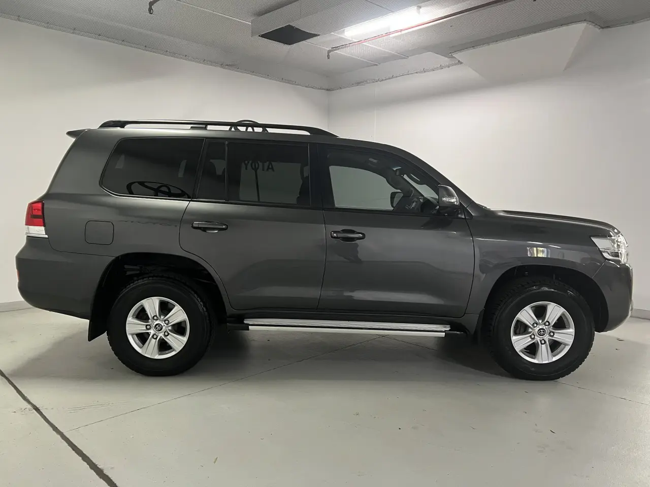 2018 TOYOTA LANDCRUISER Gallery Image 4