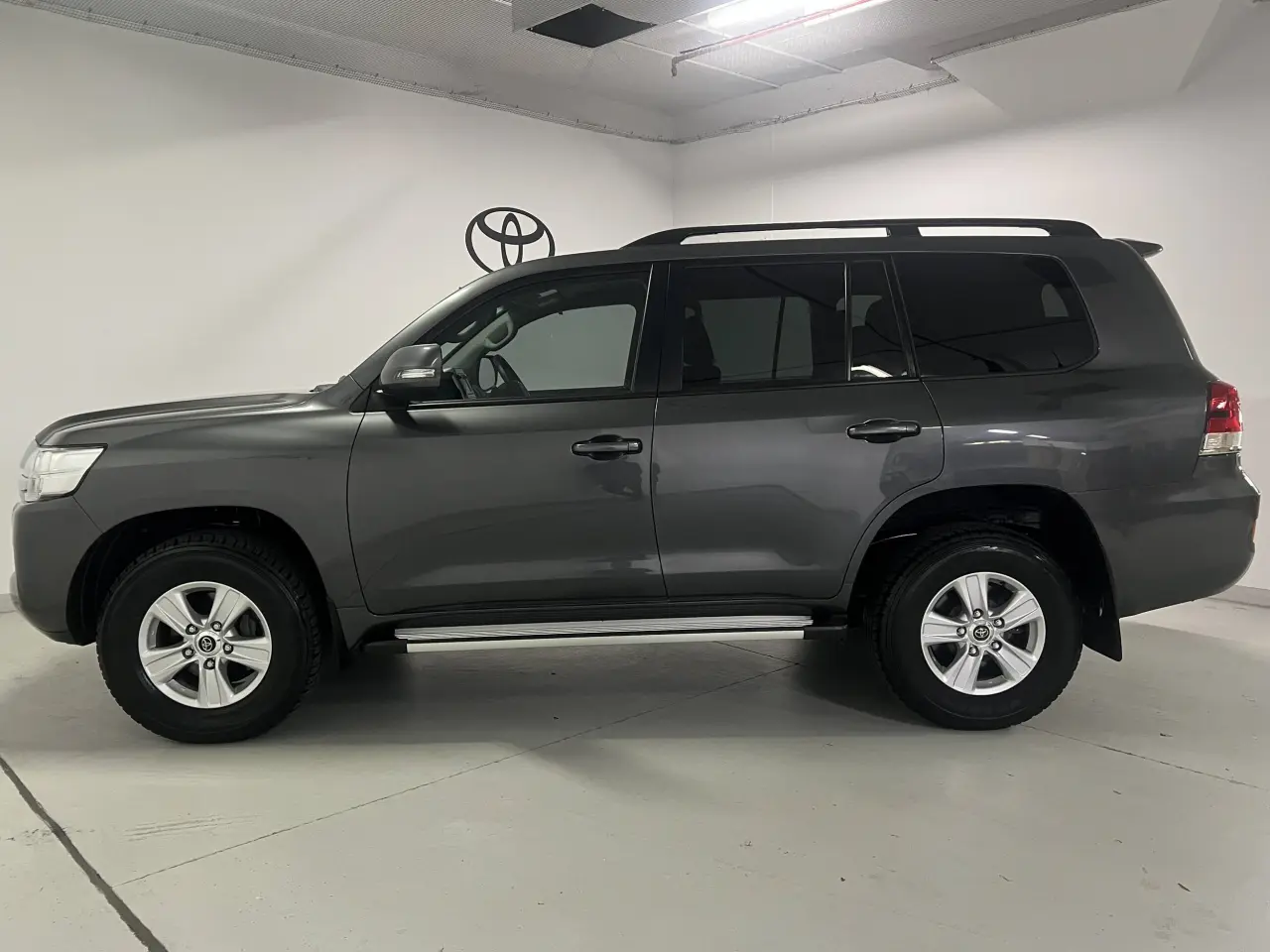 2018 TOYOTA LANDCRUISER Gallery Image 9