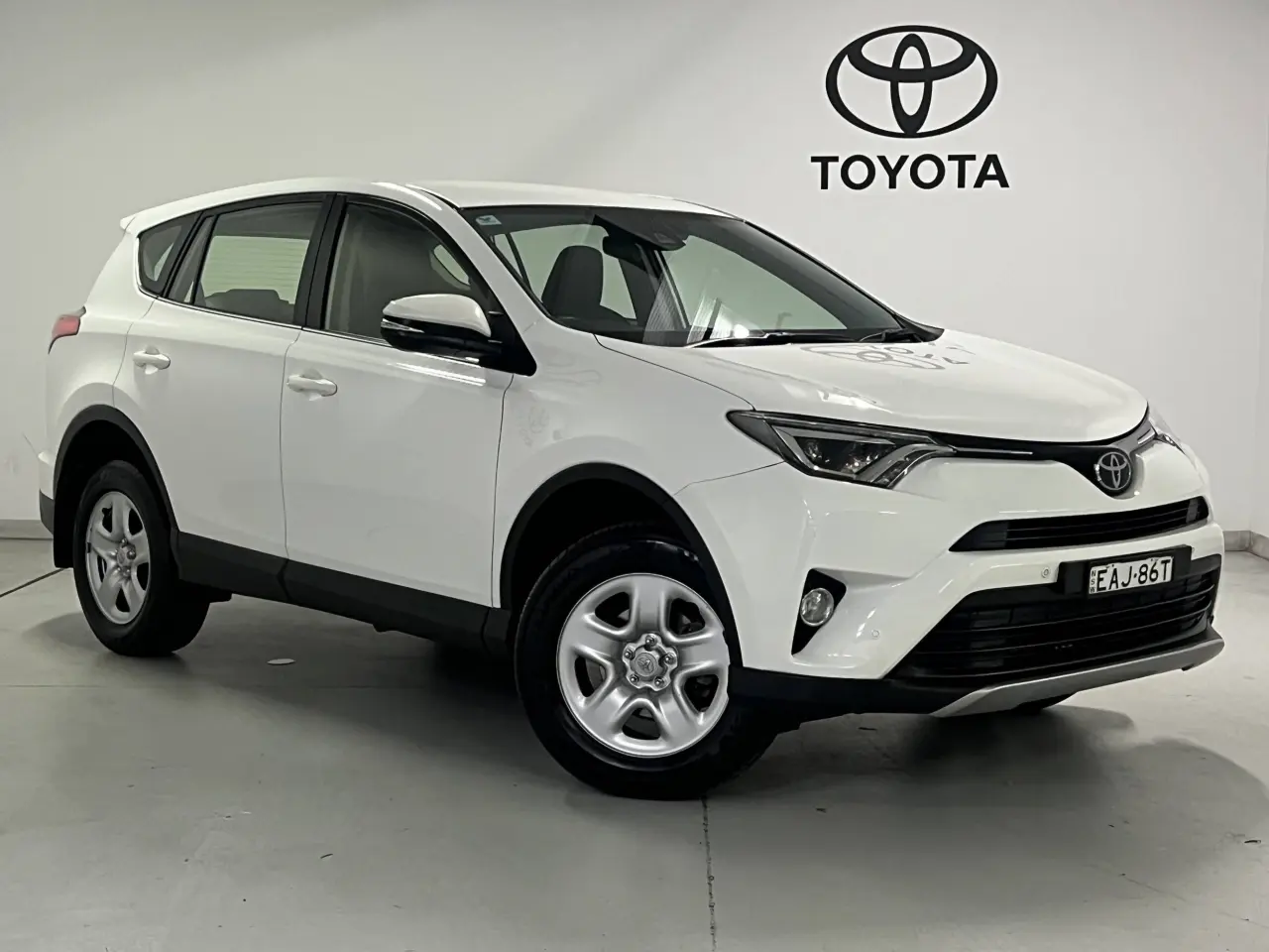 2018 TOYOTA RAV4 Gallery Image 1