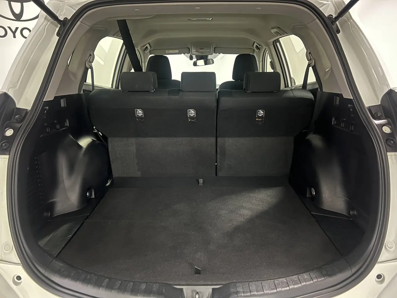 2018 TOYOTA RAV4 Gallery Image 12