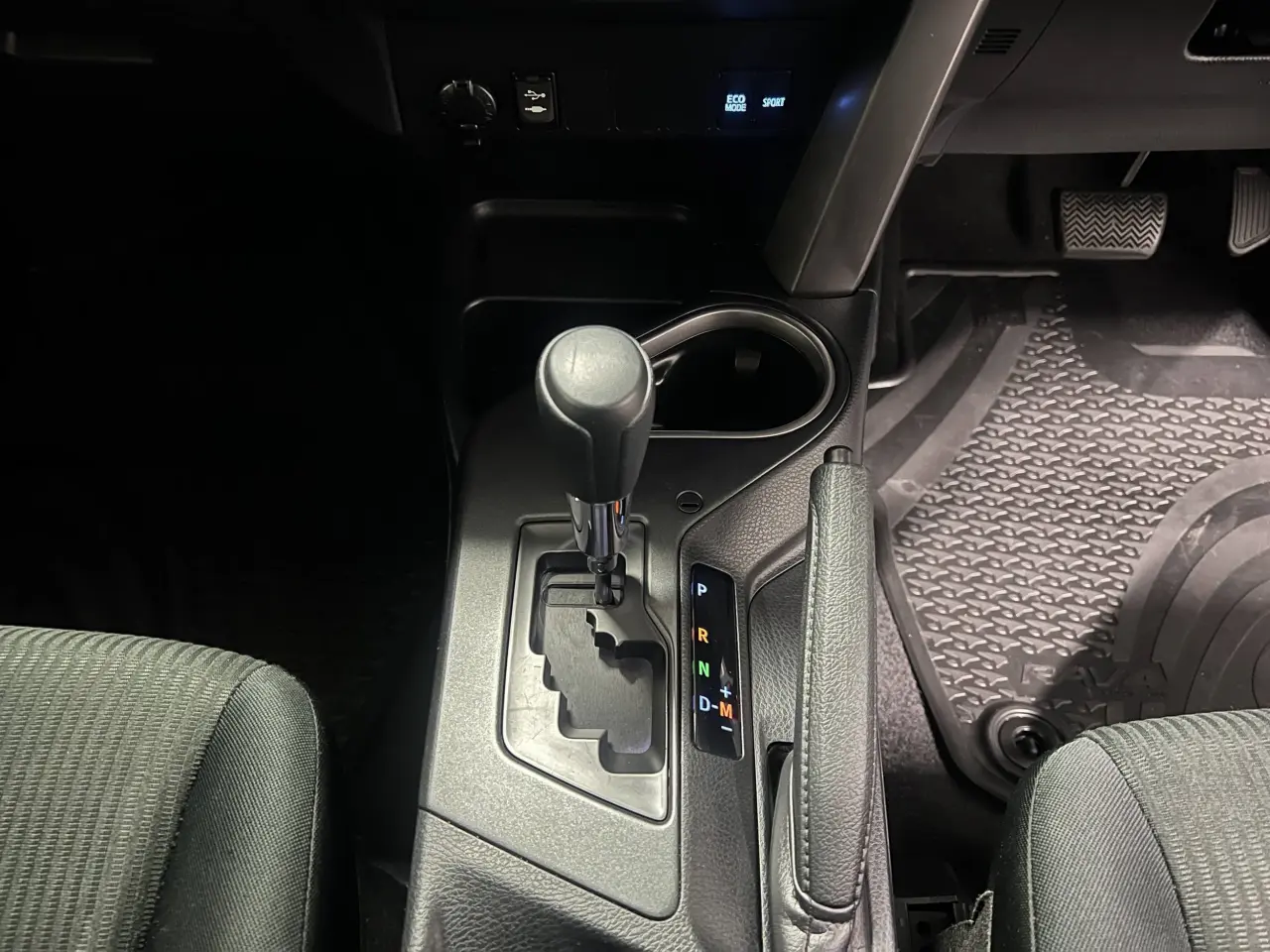 2018 TOYOTA RAV4 Gallery Image 19