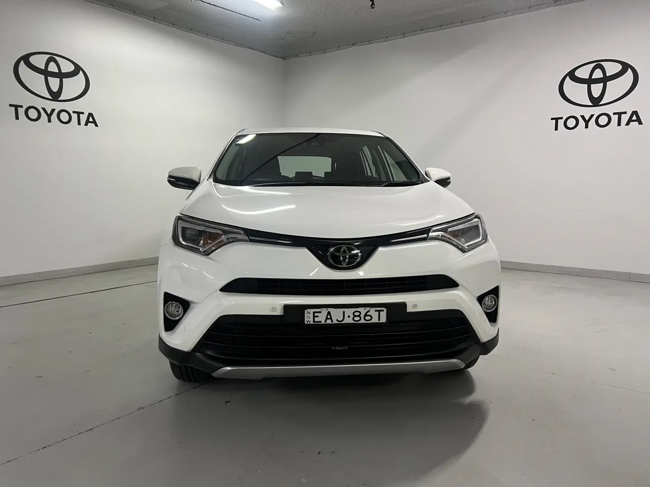 2018 TOYOTA RAV4 Gallery Image 2