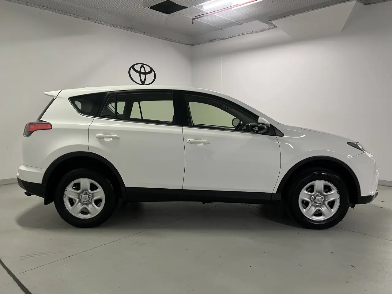 2018 TOYOTA RAV4 Gallery Image 4