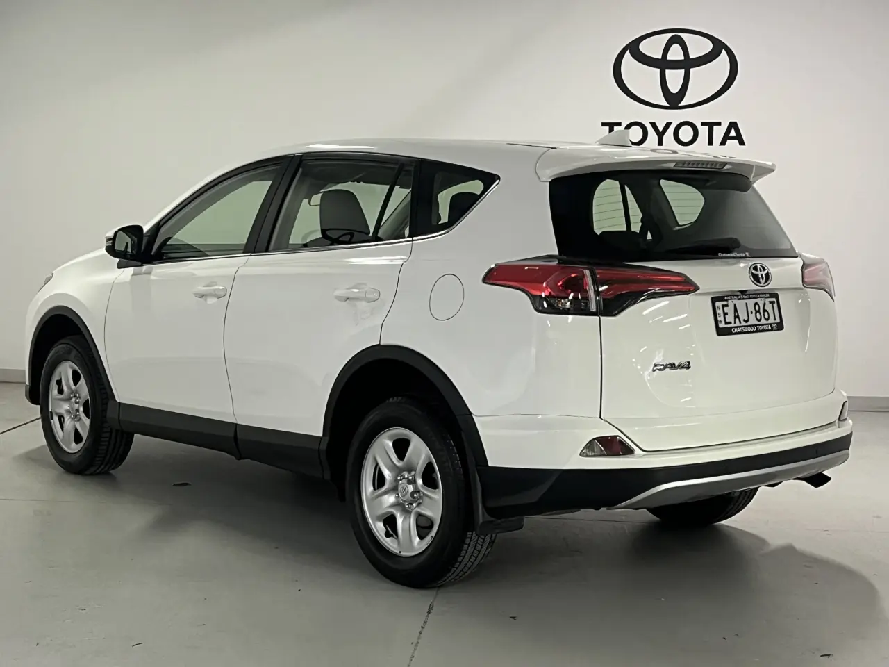 2018 TOYOTA RAV4 Gallery Image 8