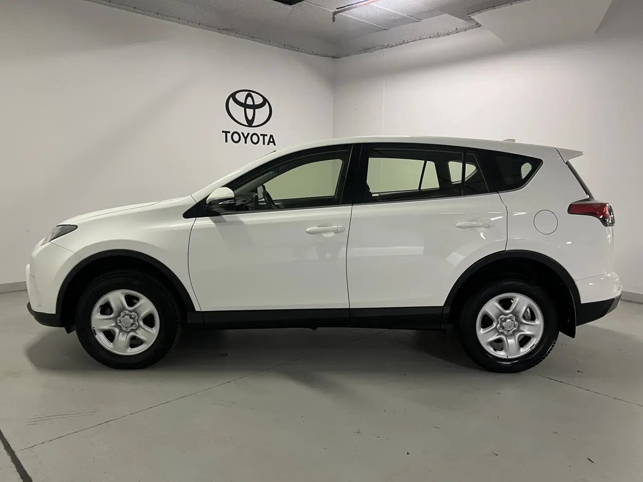 2018 TOYOTA RAV4 Gallery Image 9